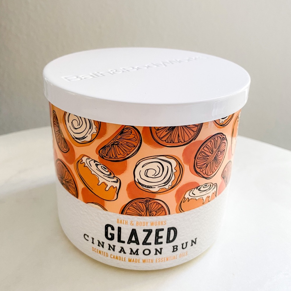 Bath and body works glazed cinnamon bun candle